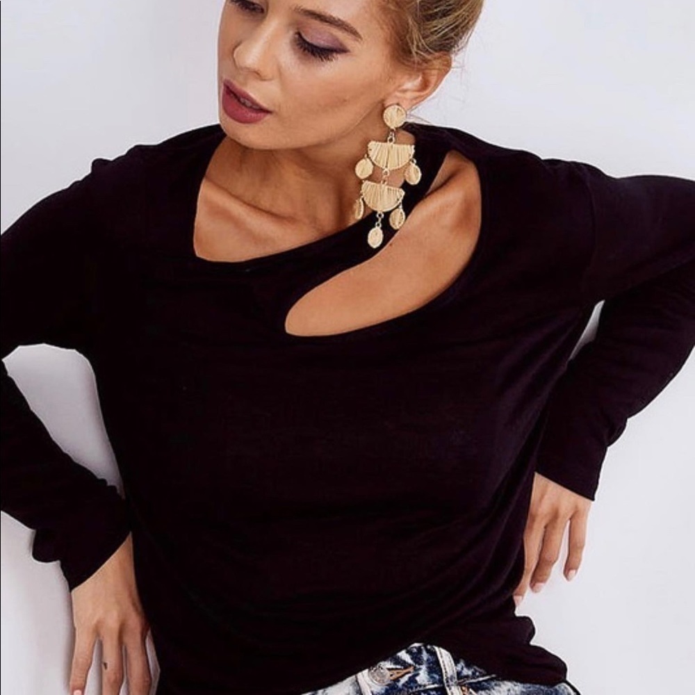 SALE!! Black Top w/Swirly Opening.